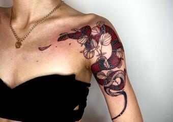 Жіноче тату на плечі