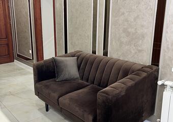 Диван в зоне отдыха салона красоты Анны Лисовец