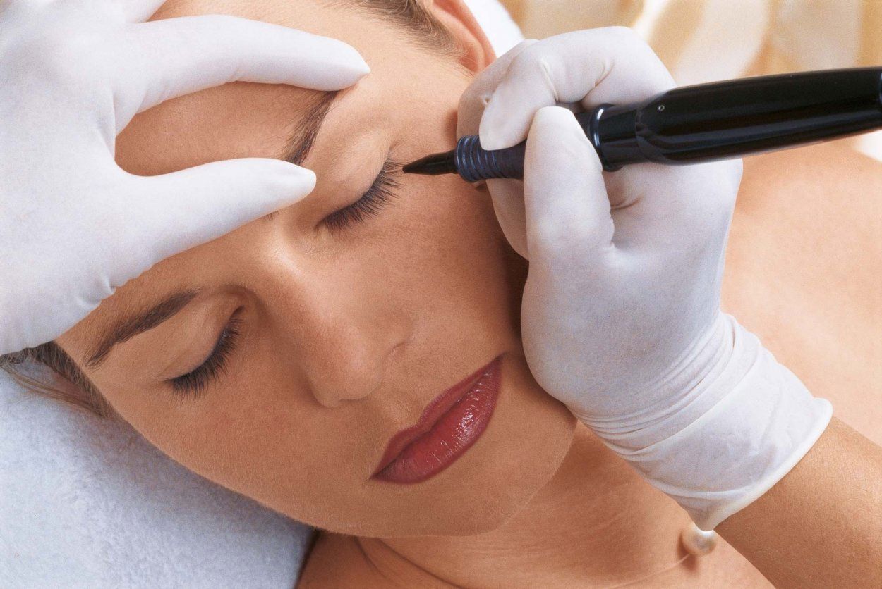 Мастер татуажа проводит процедуру Перманентный макияж